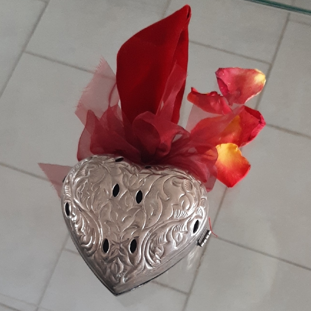 ❤LARGE Perforated Decoative Silver Heart❤Intricate Design & Ribbon Hanger